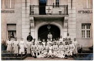 Szpital wojskowy z personelem–fotografia z Czerwonym Krzyżem, ok. 1914–1918