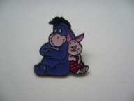 METALOWA EMALIOWANA PIN PRZYPINKA KŁAPOUCHY I PROSIACZEK