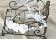 Wianek komunijny z perełkami i szydełkowym kwiatuszkiem, TJ-2 bt