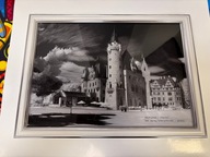 Monochromatyczna fotografia Zamku w Mosznej Jerzego Stemplewskiego