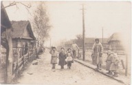 KRESY ~WOŁYŃ~ DEREWEK~ Droga wiejska~ Chaty dzieci~ Fotografia 1917 rok