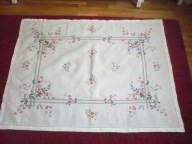 Lniany, ręcznie haftowany obrus.