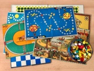 Plansze do planszówek PRL, pionki, kostki do gry