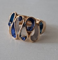 WYJĄTKOWY PIERŚCIONEK AKRYL I CYRKONIE