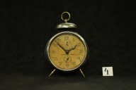 Stary budzik mechaniczny antyk