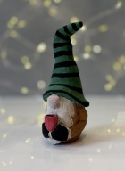 Ręcznie rzeźbiony gnom z zielono-czarną czapką – rękodzieło premium | 11 cm