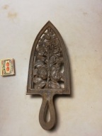 STARA PODSTAWKA POD ŻELAZKO - ŻELIWO RÓŻE