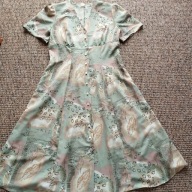 Sukienka letnia z krótkim rękawem miętowa we wzory rozkloszowana r.44