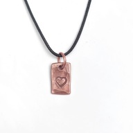 Malutki wisiorek z miedzi z sercem.