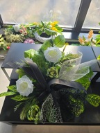 Wiązanka pogrzebowa z RÓŻ na podkładzie z rączką Duża Wieniec pogrzebowy