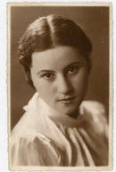 TARNÓW - PORTRET KOBIETY W ATELIE