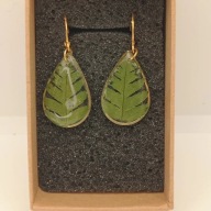 Złote kolczyki z żywicy z prawdziwymi kwiatami handmade paproć komunia