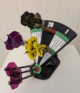 Stojak na lotki DARTS 3D – mini tarcza z pojemnikiem na piórka i shafty