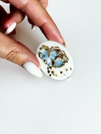 Biała broszka vintage ze złotym zdobieniem 3D retro unikat artystyczna