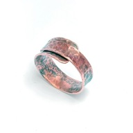 Regulowana obrączka z miedzi. Kuta, repusowana. M