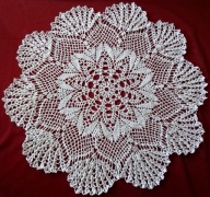 Obrus (serweta) nowy szydełkowy ażurowy z połyskiem średnica 85 / 73 cm