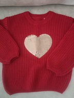 Ciepły czerwony sweterek.