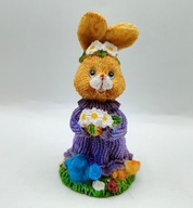 śliczny króliczek dziewczyna w fioletowej sukience