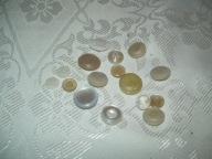 GUZIKI BIAŁE, RÓŻNE OD SPODU ZAPINANE - 14 SZT.