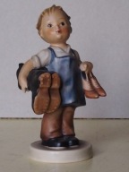 Goebel - chłopiec niosący buty.