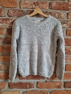 szary włochaty sweter