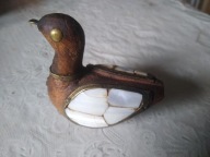Drewniana kaczka - rzeźba / aplikacje z mosiądzu i macicy perłowej