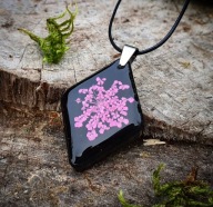 Wisiorek z różowym kwiatkiem dzikiej marchwi