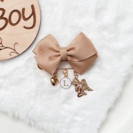 Kokardka broszka z literką i aniołem stróżem do wózka dla dziecka
