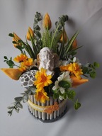 Stroik cmentarz wiosna anioł w tulipanach drewno