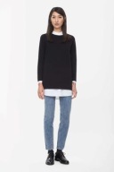 Piękny czarny sweterek marki COS
