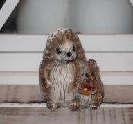 Śliczny Jeż z jabłuszkiem figurka dekoracja do postawienia WYPRZEDAŻ