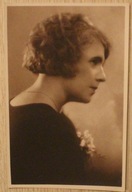 CIEKAWA - STARA, KOBIETA - PANI