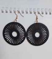 Czarne drewniane lekkie kolczyki ażurowe koła