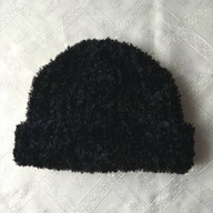 CZAPKA DAMSKA CZARNA Z WŁÓCZKI IGIEŁKOWEJ