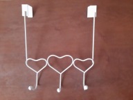 Biały metalowy wieszak na drzwi z trzema haczykami | serca / serduszka