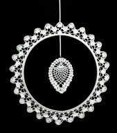 Zawieszka ozdoba na okno szydełkowa 29cm biała (Z165)