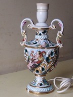 Ceramiczna lampa stołowa.