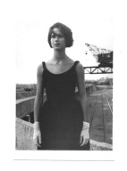 Pocztówka - Suzy w czarnej sukni i białych rękawiczkach