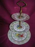 Porcelanowa etażerka ze scenką rodzajową