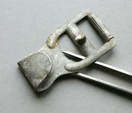 NIEMIECKI HAK ZACZEP NOŚNY OD PLECAKA M39 SYG. D&C