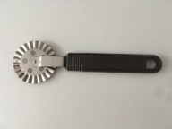 NOŻYK / RADEŁKO / DO CIASTA / FALOWANE OSTRZE