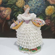 Sitzendorf – porcelanowa dama z koszami kwiatów, Dresden lace / koronka