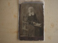 Bydgoszcz / Bromberg - stare zdjęcie kartonikowe - babcia na krześle