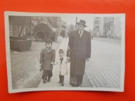 PRL dzieci z tatą ulica Szczecin? 50te (1280d)