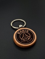 Drewniany brelok PSG– grawer z logo, prezent dla kibica