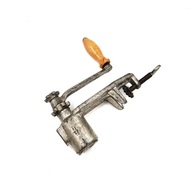 Ciężka żeliwna maszynka do mielenia mięsa vintage PRL oznaczenie OB retro