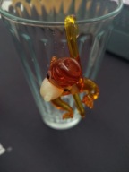 Piękna szklana małpka, ręczna robota, szkło uranowe 7,5cm, zawieszka (A40)