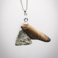 Wisiorek piryt surowy i wiąz - handmade, pirografia, prezent, dla niej