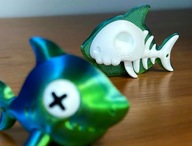 Breloczek Rybka Szkielet 3D – ZIELONO-NIEBIESKO-BIAŁA