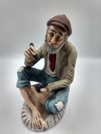 MEŻCZYZNA nabija fajkę tytoniem świetna scenka !